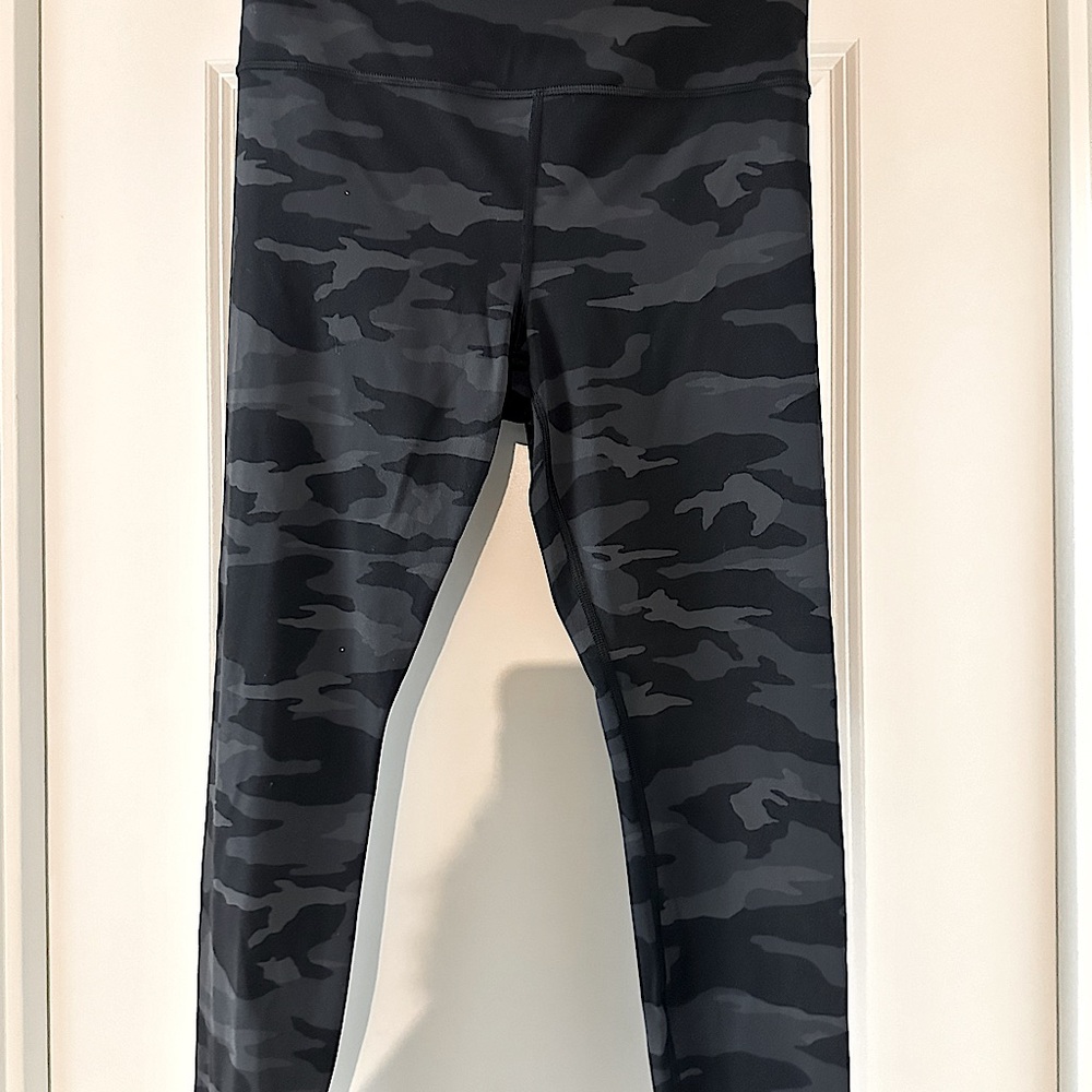 Athleta Elation Camo 7/8 Tight Size M